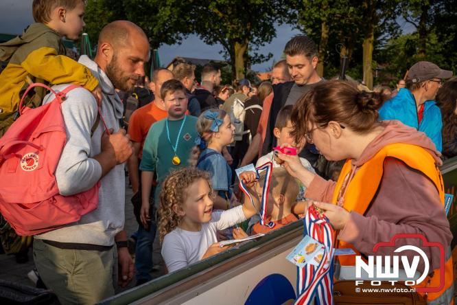 Feestelijke slotavond Avondvierdaagse ’t Harde met muziek, defilé en medailles - &copy; NWVFoto.nl