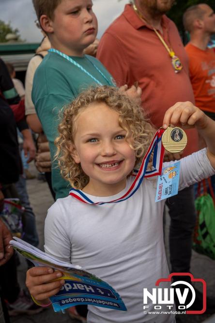 Feestelijke slotavond Avondvierdaagse ’t Harde met muziek, defilé en medailles - &copy; NWVFoto.nl