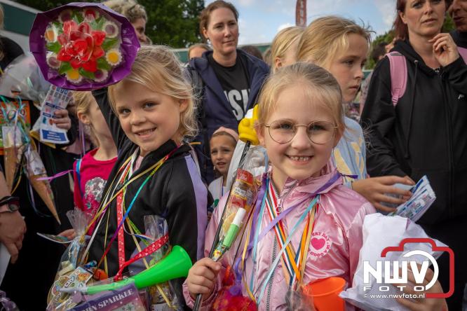 Feestelijke slotavond Avondvierdaagse ’t Harde met muziek, defilé en medailles - &copy; NWVFoto.nl