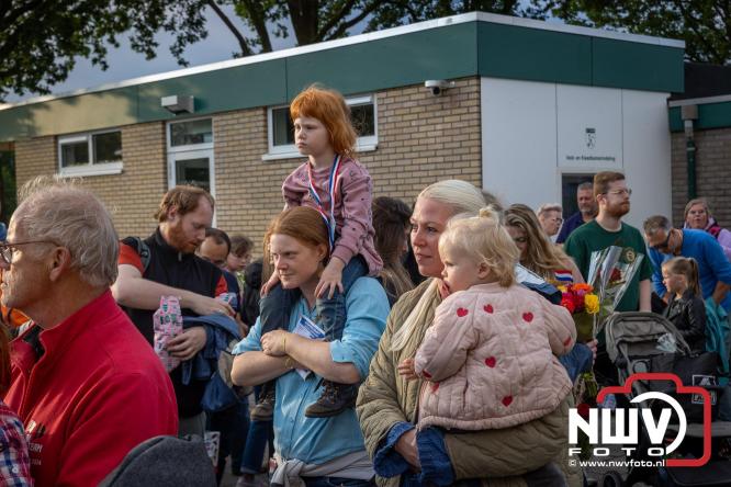 Feestelijke slotavond Avondvierdaagse ’t Harde met muziek, defilé en medailles - &copy; NWVFoto.nl