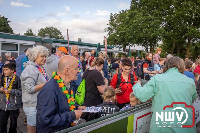 Feestelijke slotavond Avondvierdaagse ’t Harde met muziek, defilé en medailles - &copy; NWVFoto.nl