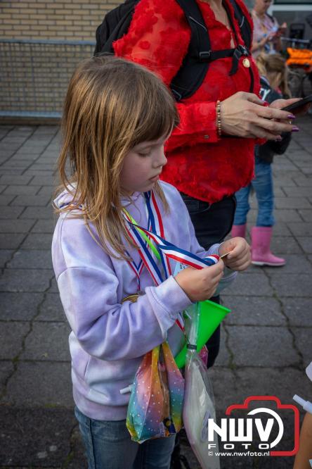 Feestelijke slotavond Avondvierdaagse ’t Harde met muziek, defilé en medailles - &copy; NWVFoto.nl