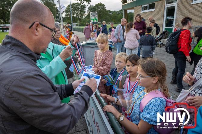 Feestelijke slotavond Avondvierdaagse ’t Harde met muziek, defilé en medailles - &copy; NWVFoto.nl