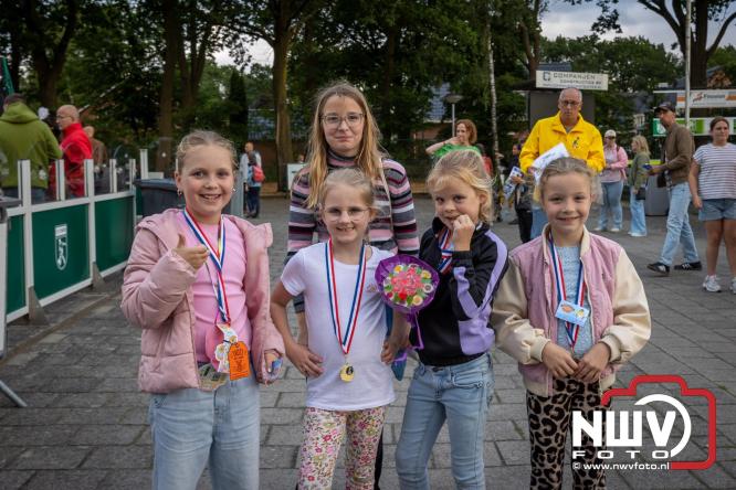 Feestelijke slotavond Avondvierdaagse ’t Harde met muziek, defilé en medailles - &copy; NWVFoto.nl