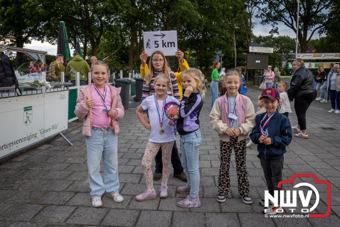 Feestelijke slotavond Avondvierdaagse ’t Harde met muziek, defilé en medailles - &copy; NWVFoto.nl