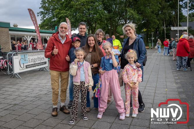 Feestelijke slotavond Avondvierdaagse ’t Harde met muziek, defilé en medailles - &copy; NWVFoto.nl