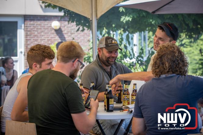 Rookpluimen, paling en zomerse gezelligheid kleuren Noordeinde tijdens rookwedstrijd 2026. - &copy; NWVFoto.nl
