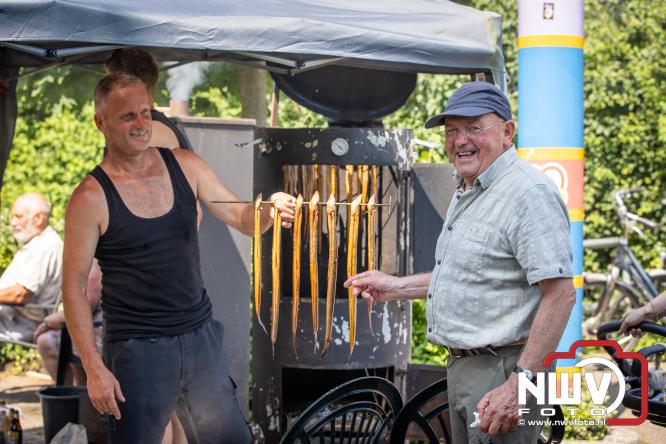 Rookpluimen, paling en zomerse gezelligheid kleuren Noordeinde tijdens rookwedstrijd 2026. - &copy; NWVFoto.nl