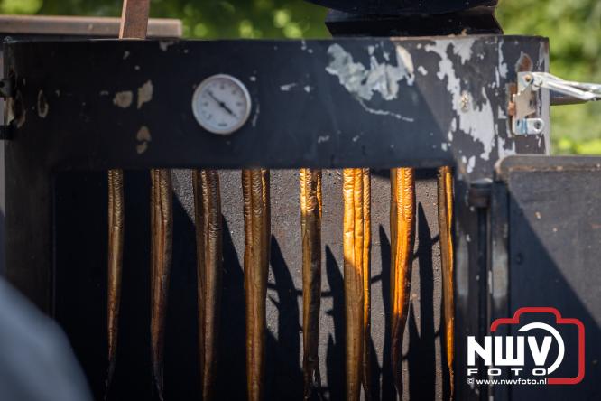 Rookpluimen, paling en zomerse gezelligheid kleuren Noordeinde tijdens rookwedstrijd 2026. - &copy; NWVFoto.nl