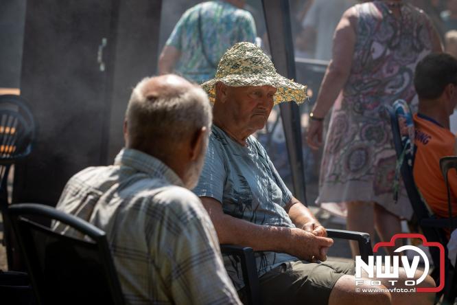 Rookpluimen, paling en zomerse gezelligheid kleuren Noordeinde tijdens rookwedstrijd 2026. - &copy; NWVFoto.nl