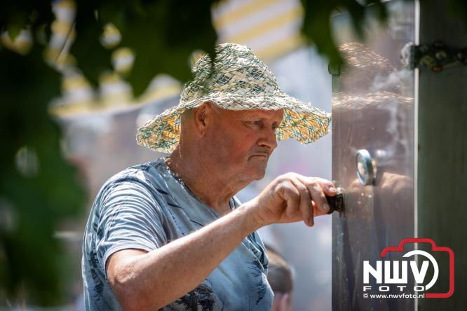 Rookpluimen, paling en zomerse gezelligheid kleuren Noordeinde tijdens rookwedstrijd 2026. - &copy; NWVFoto.nl