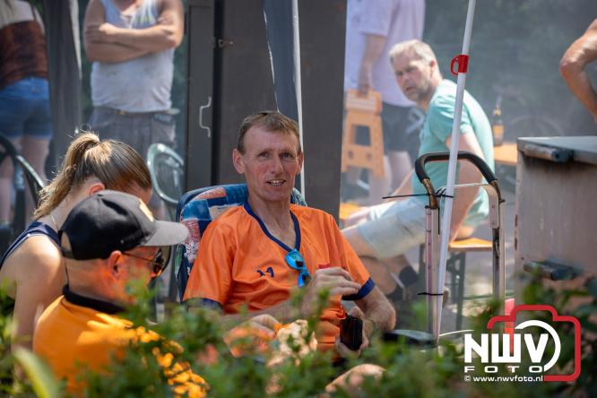 Rookpluimen, paling en zomerse gezelligheid kleuren Noordeinde tijdens rookwedstrijd 2026. - &copy; NWVFoto.nl