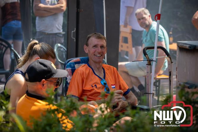Rookpluimen, paling en zomerse gezelligheid kleuren Noordeinde tijdens rookwedstrijd 2026. - &copy; NWVFoto.nl