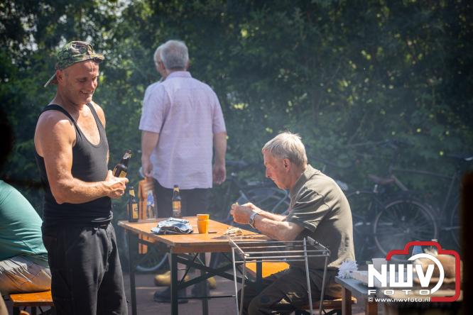 Rookpluimen, paling en zomerse gezelligheid kleuren Noordeinde tijdens rookwedstrijd 2026. - &copy; NWVFoto.nl