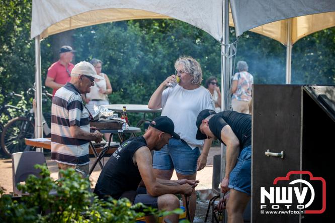 Rookpluimen, paling en zomerse gezelligheid kleuren Noordeinde tijdens rookwedstrijd 2026. - &copy; NWVFoto.nl