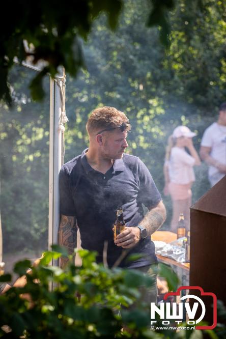 Rookpluimen, paling en zomerse gezelligheid kleuren Noordeinde tijdens rookwedstrijd 2026. - &copy; NWVFoto.nl