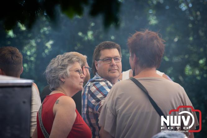Rookpluimen, paling en zomerse gezelligheid kleuren Noordeinde tijdens rookwedstrijd 2026. - &copy; NWVFoto.nl