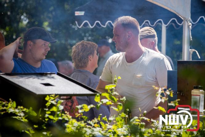 Rookpluimen, paling en zomerse gezelligheid kleuren Noordeinde tijdens rookwedstrijd 2026. - &copy; NWVFoto.nl