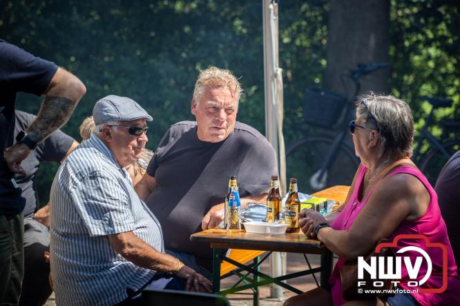 Rookpluimen, paling en zomerse gezelligheid kleuren Noordeinde tijdens rookwedstrijd 2026. - &copy; NWVFoto.nl