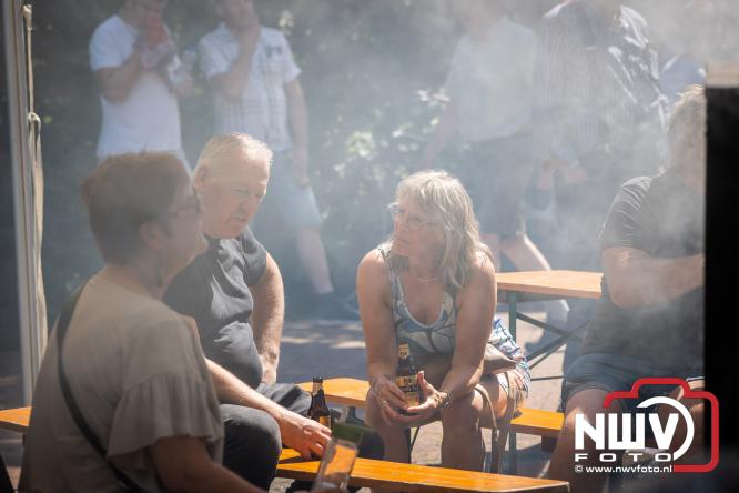 Rookpluimen, paling en zomerse gezelligheid kleuren Noordeinde tijdens rookwedstrijd 2026. - &copy; NWVFoto.nl