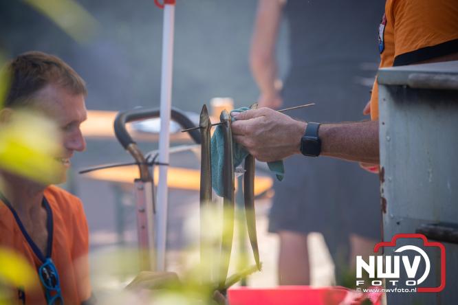 Rookpluimen, paling en zomerse gezelligheid kleuren Noordeinde tijdens rookwedstrijd 2026. - &copy; NWVFoto.nl