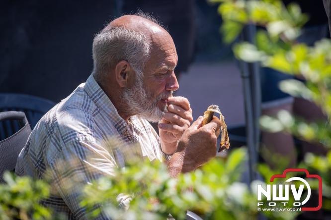 Rookpluimen, paling en zomerse gezelligheid kleuren Noordeinde tijdens rookwedstrijd 2026. - &copy; NWVFoto.nl