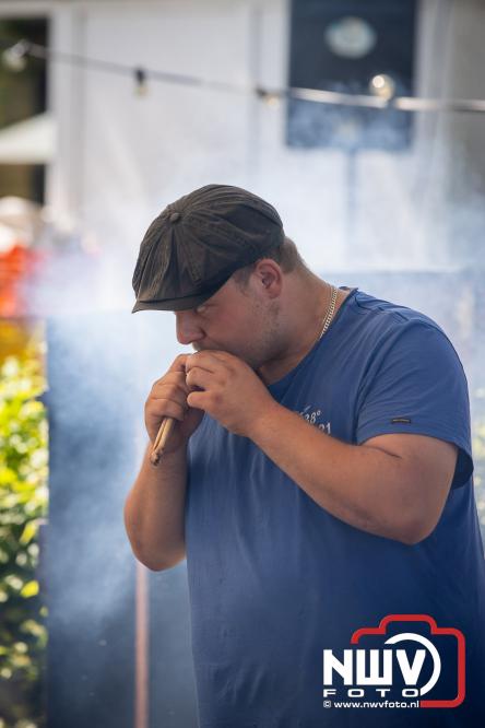 Rookpluimen, paling en zomerse gezelligheid kleuren Noordeinde tijdens rookwedstrijd 2026. - &copy; NWVFoto.nl