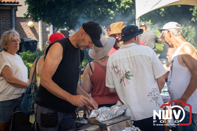 Rookpluimen, paling en zomerse gezelligheid kleuren Noordeinde tijdens rookwedstrijd 2026. - &copy; NWVFoto.nl