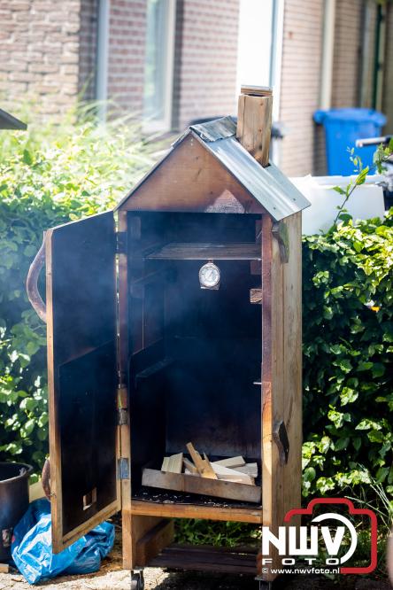 Rookpluimen, paling en zomerse gezelligheid kleuren Noordeinde tijdens rookwedstrijd 2026. - &copy; NWVFoto.nl