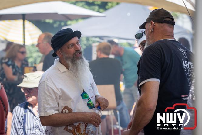 Rookpluimen, paling en zomerse gezelligheid kleuren Noordeinde tijdens rookwedstrijd 2026. - &copy; NWVFoto.nl
