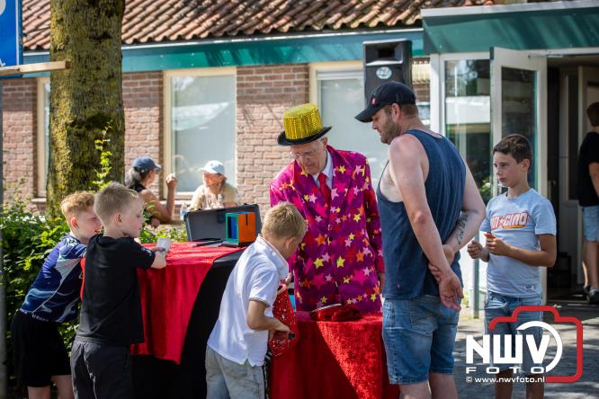 Rookpluimen, paling en zomerse gezelligheid kleuren Noordeinde tijdens rookwedstrijd 2026. - &copy; NWVFoto.nl