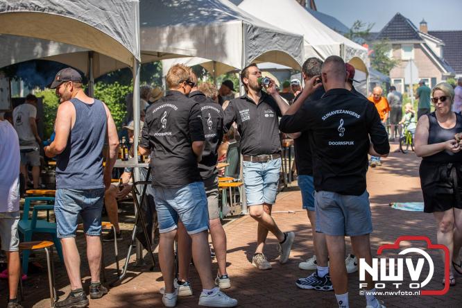 Rookpluimen, paling en zomerse gezelligheid kleuren Noordeinde tijdens rookwedstrijd 2026. - &copy; NWVFoto.nl