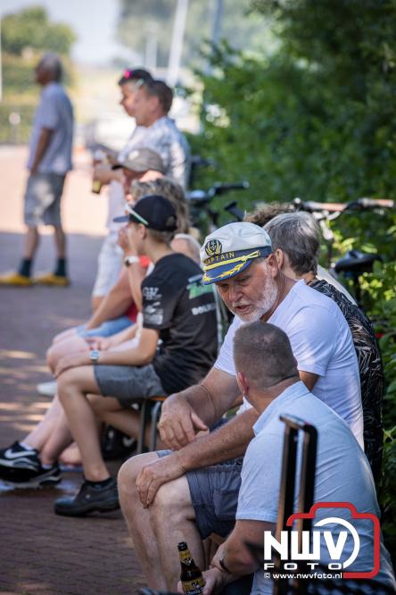 Rookpluimen, paling en zomerse gezelligheid kleuren Noordeinde tijdens rookwedstrijd 2026. - &copy; NWVFoto.nl