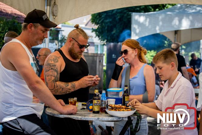 Rookpluimen, paling en zomerse gezelligheid kleuren Noordeinde tijdens rookwedstrijd 2026. - &copy; NWVFoto.nl