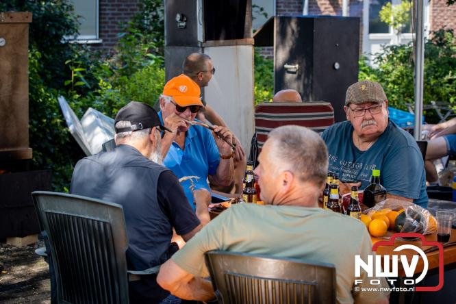 Rookpluimen, paling en zomerse gezelligheid kleuren Noordeinde tijdens rookwedstrijd 2026. - &copy; NWVFoto.nl