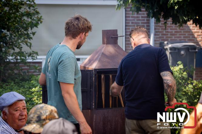 Rookpluimen, paling en zomerse gezelligheid kleuren Noordeinde tijdens rookwedstrijd 2026. - &copy; NWVFoto.nl
