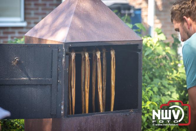 Rookpluimen, paling en zomerse gezelligheid kleuren Noordeinde tijdens rookwedstrijd 2026. - &copy; NWVFoto.nl