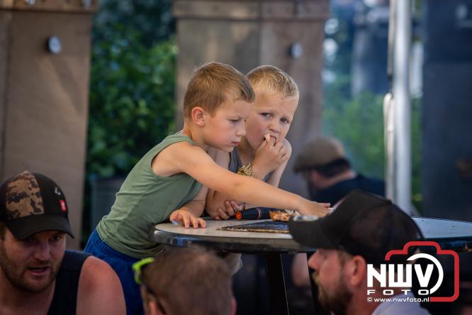 Rookpluimen, paling en zomerse gezelligheid kleuren Noordeinde tijdens rookwedstrijd 2026. - &copy; NWVFoto.nl