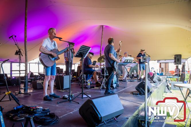 Ierse sfeer, muziek en gezelligheid vullen de Kloostertuin van Elburg. - &copy; NWVFoto.nl