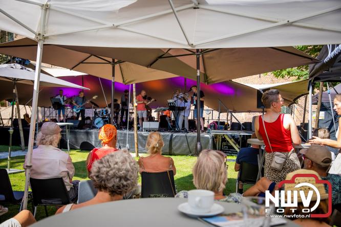 Ierse sfeer, muziek en gezelligheid vullen de Kloostertuin van Elburg. - &copy; NWVFoto.nl