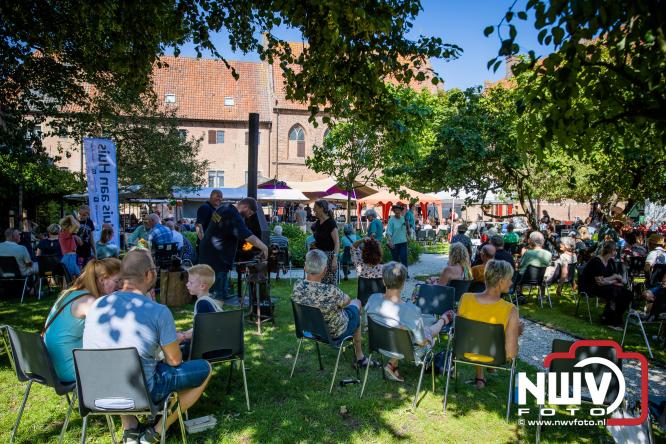 Ierse sfeer, muziek en gezelligheid vullen de Kloostertuin van Elburg. - &copy; NWVFoto.nl