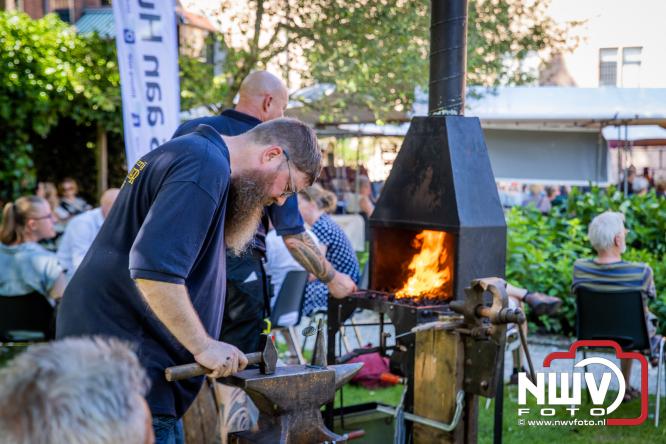 Ierse sfeer, muziek en gezelligheid vullen de Kloostertuin van Elburg. - &copy; NWVFoto.nl