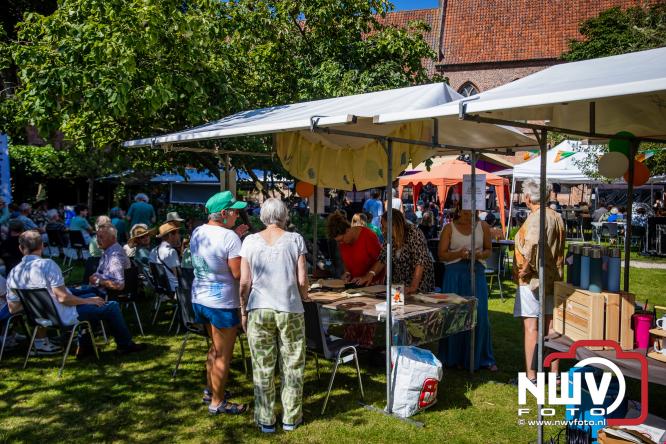 Ierse sfeer, muziek en gezelligheid vullen de Kloostertuin van Elburg. - &copy; NWVFoto.nl