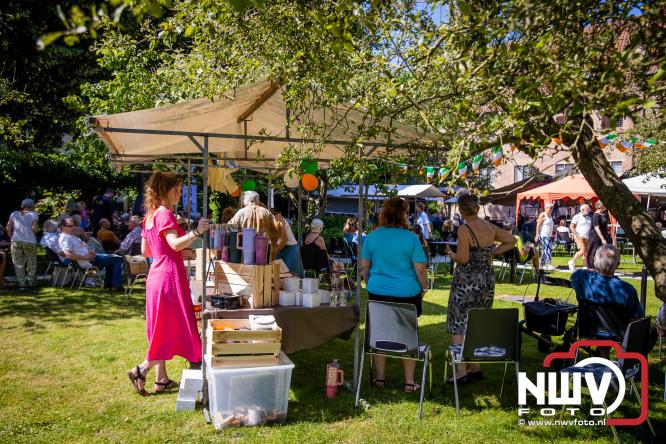 Ierse sfeer, muziek en gezelligheid vullen de Kloostertuin van Elburg. - &copy; NWVFoto.nl