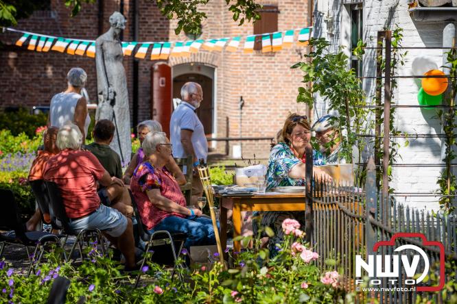 Ierse sfeer, muziek en gezelligheid vullen de Kloostertuin van Elburg. - &copy; NWVFoto.nl