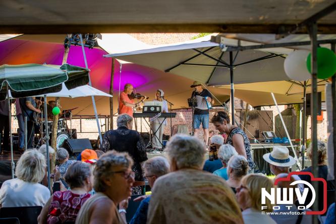 Ierse sfeer, muziek en gezelligheid vullen de Kloostertuin van Elburg. - &copy; NWVFoto.nl