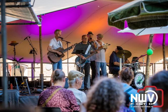 Ierse sfeer, muziek en gezelligheid vullen de Kloostertuin van Elburg. - &copy; NWVFoto.nl