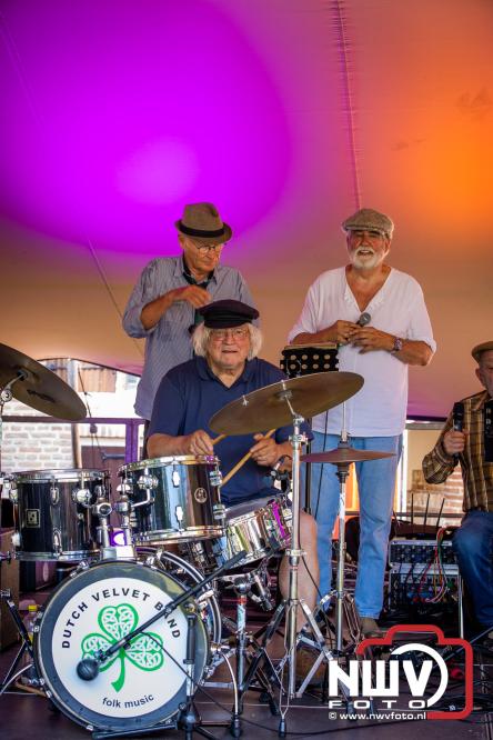 Ierse sfeer, muziek en gezelligheid vullen de Kloostertuin van Elburg. - &copy; NWVFoto.nl