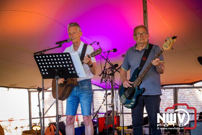 Ierse sfeer, muziek en gezelligheid vullen de Kloostertuin van Elburg. - &copy; NWVFoto.nl