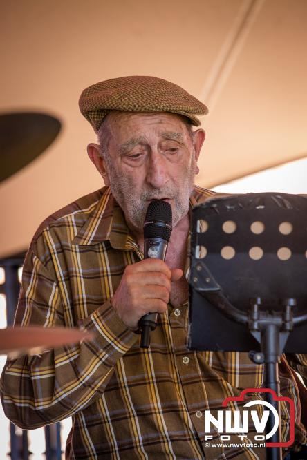 Ierse sfeer, muziek en gezelligheid vullen de Kloostertuin van Elburg. - &copy; NWVFoto.nl